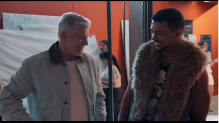 Chega o dia da exposição das obras de Bagdá na Galeria de Kasper em Três Graças