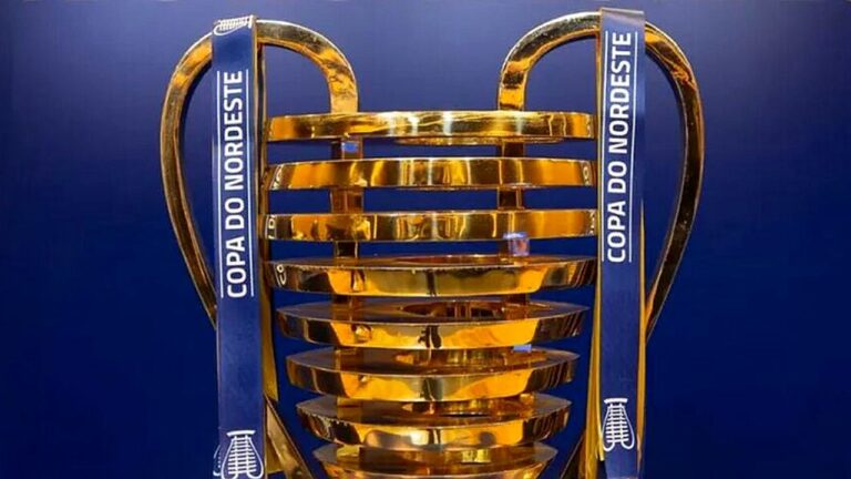 Troféu da Copa do Nordeste com fitas azuis exibido em fundo azul durante divulgação da competição regional