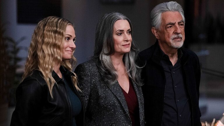 Três personagens lado a lado em cena de série dramática com expressões contidas em ambiente interno sofisticado