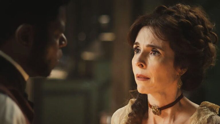 Deborah Evelyn contracena com ator em cena de novela de época ambientada no século XIX