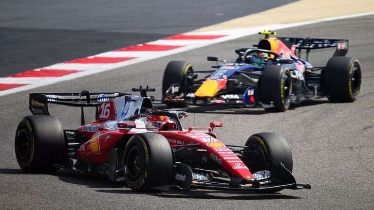 Carro da Ferrari e carro da Red Bull disputam posição em corrida de Fórmula 1 durante prova em circuito internacional
