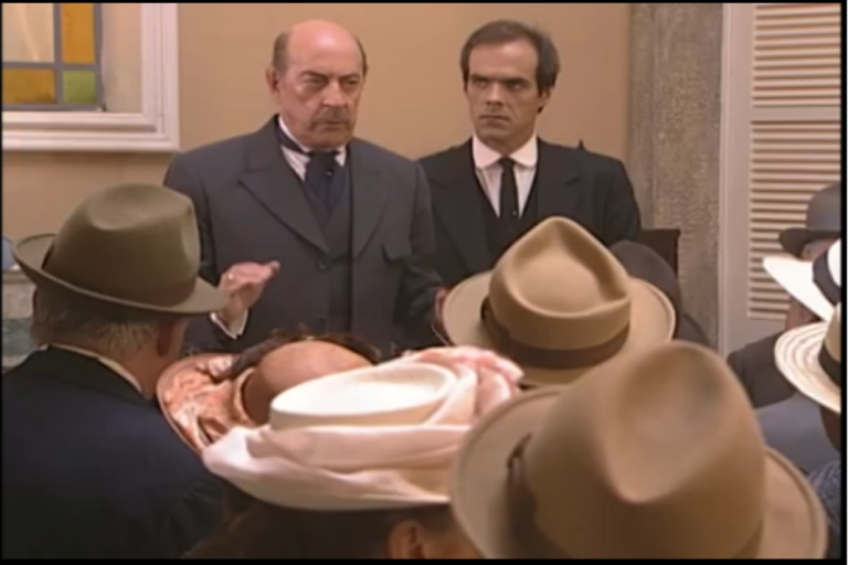 Francesco tenta acalmar os clientes lhes pedindo um tempo para entregar o dinheiro em Terra Nostra