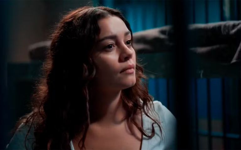 Gerluce enfrenta Arminda na delegacia e a ataca em Três Graças