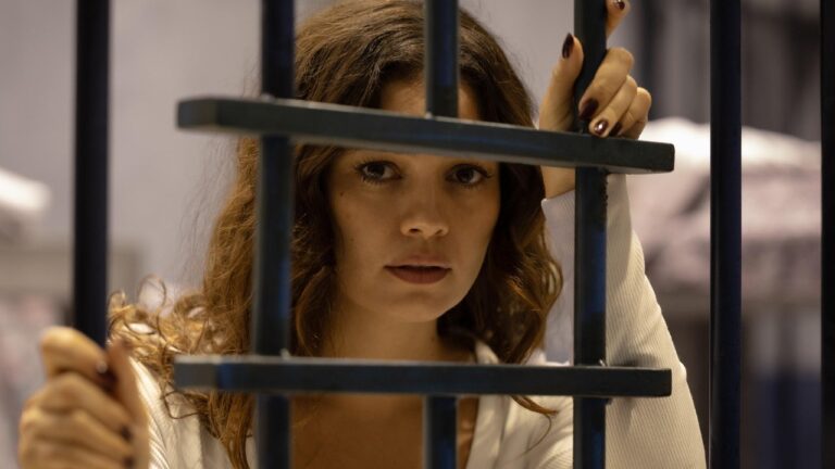 Sophie Charlotte como Gerluce segura grades de cela e encara à frente em cena dramática da novela Três Graças