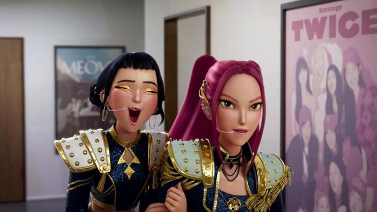 Duas personagens animadas com figurinos de palco e microfones de headset caminham juntas em corredor, com pôsteres musicais nas paredes ao fundo