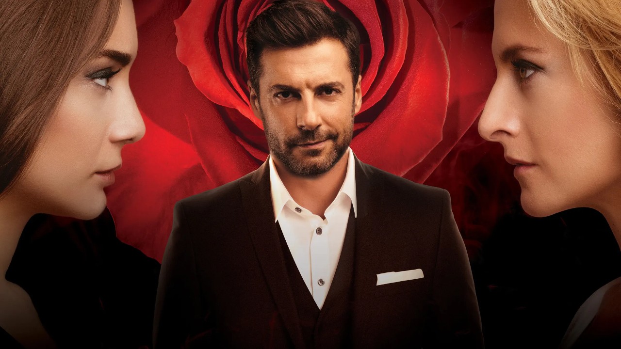 Damla Sonmez, Baris Kilic e Canan Erguder posam caracterizados como Gulru, Omer e Gulfem na novela Guerra das Rosas, em cenário de luxo clássico