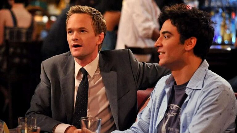 Dois amigos conversam em bar enquanto bebem cerveja em cena da série How I Met Your Mother