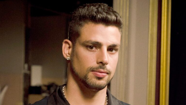 Cauã Reymond como Jorginho em Avenida Brasil com expressão séria em cena interna da novela da Globo