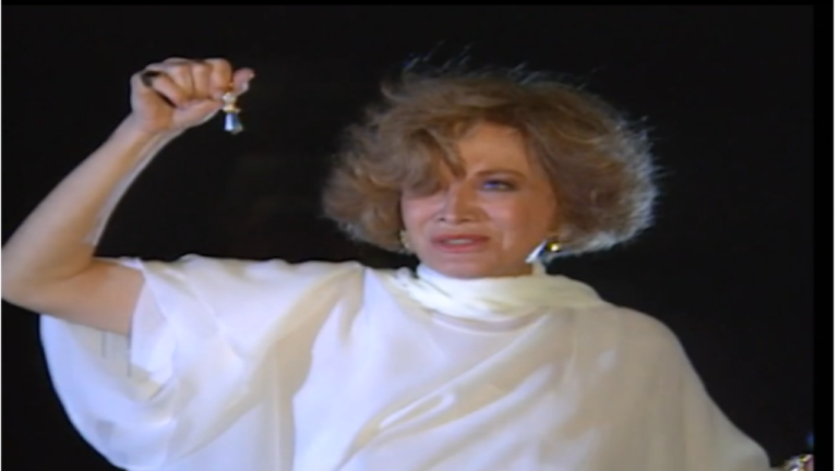 Laurinha cumpre a sua vingança contra Maria do Carmo em Rainha da Sucata