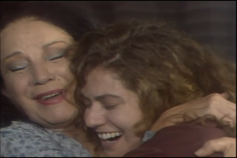 Lena e Alaíde comparecem ao tribunal por causa do processo contra Laurinha em Rainha da Sucata