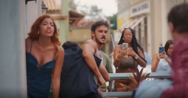 Magoado, João Raul resolve parar em um bar e acaba brigando em Coração Acelerado