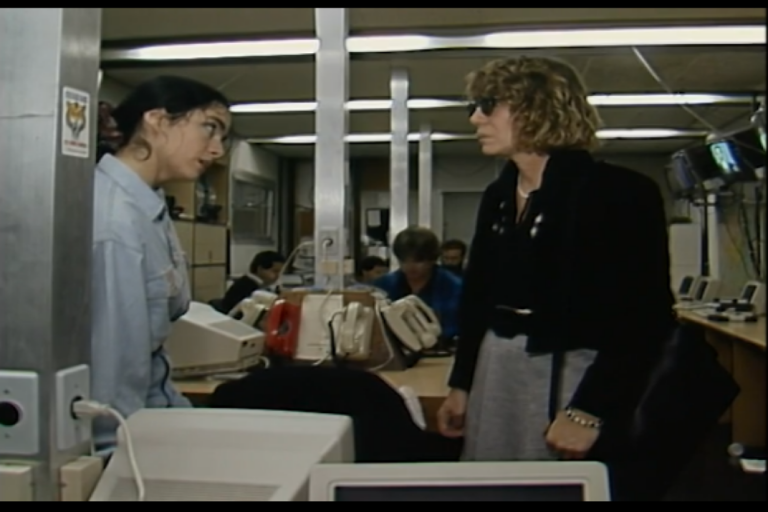 Mariana começa a investigar a vida de Renato em Rainha da Sucata