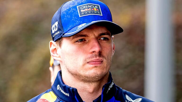 Piloto Max Verstappen com boné da Red Bull Racing durante entrevista em evento de Fórmula 1