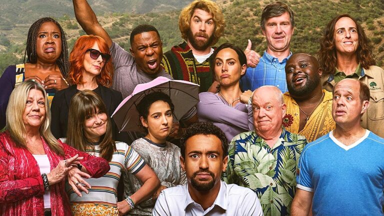 Elenco de série posa junto com expressões variadas em foto promocional ao ar livre com montanhas ao fundo