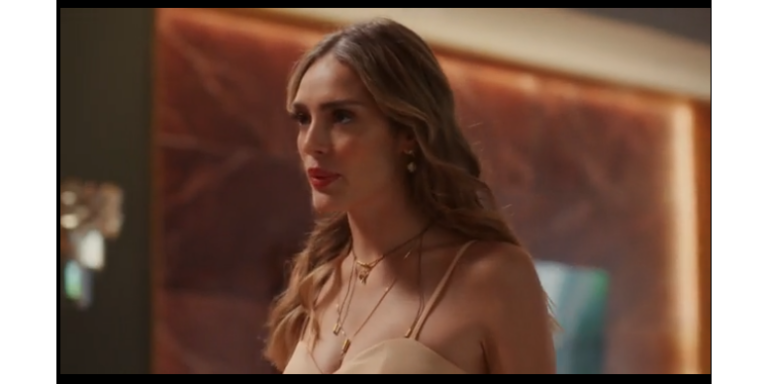 Naiane volta dos Estados Unidos pronta para acabar com o noivado de Agrado e João Raul em Coração Acelerado