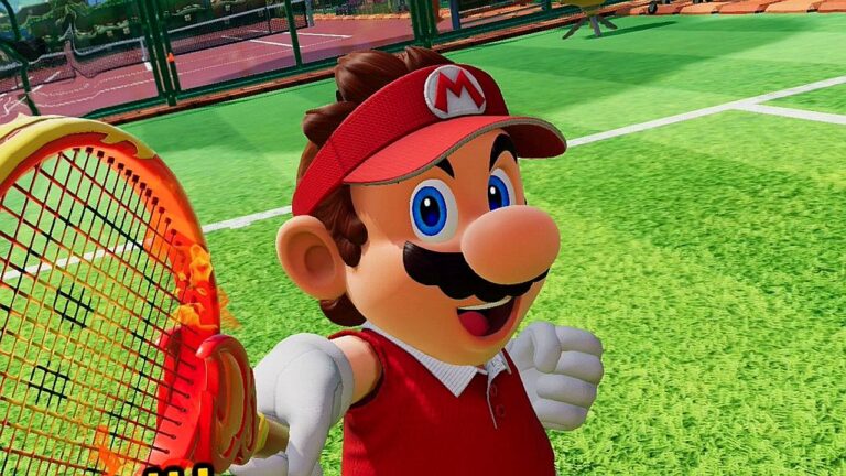 Mario segura raquete em quadra de tênis em imagem do jogo Mario Tennis ambientada em cenário esportivo colorido