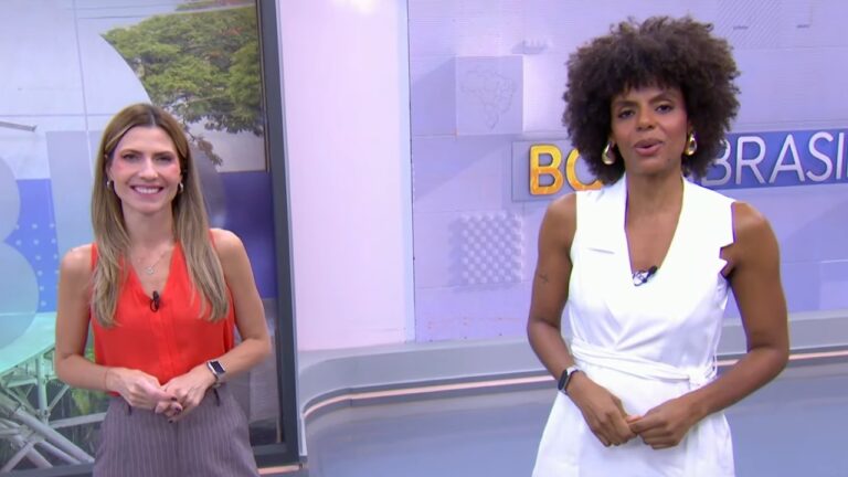 Patricia Rocha e Cynthia Martins apresentam o Bora Brasil em estúdio com telão ao fundo e microfones presos à roupa