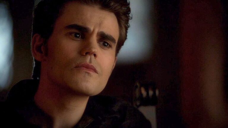 Paul Wesley como Stefan Salvatore em cena da série The Vampire Diaries com expressão séria em ambiente escuro