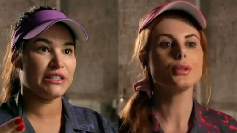 Duas mulheres usando bonés aparecem em montagem lado a lado enquanto falam, em cena interna com fundo neutro e iluminação de estúdio.