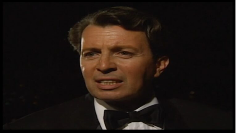 Renato presencia o suicídio de Laurinha, mas para se vingar de Maria do Carmo mente que ela a matou em Rainha da Sucata