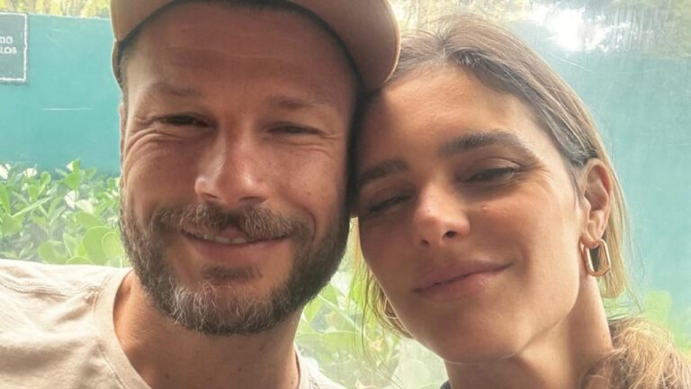 Rodrigo Hilbert e Fernanda Lima posam juntos sorrindo em selfie ao ar livre com vegetação ao fundo