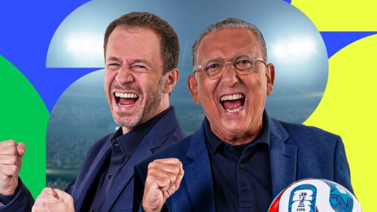 Tiago Leifert e Galvão Bueno comemoram com punhos cerrados em imagem promocional com bola da Fifa ao lado