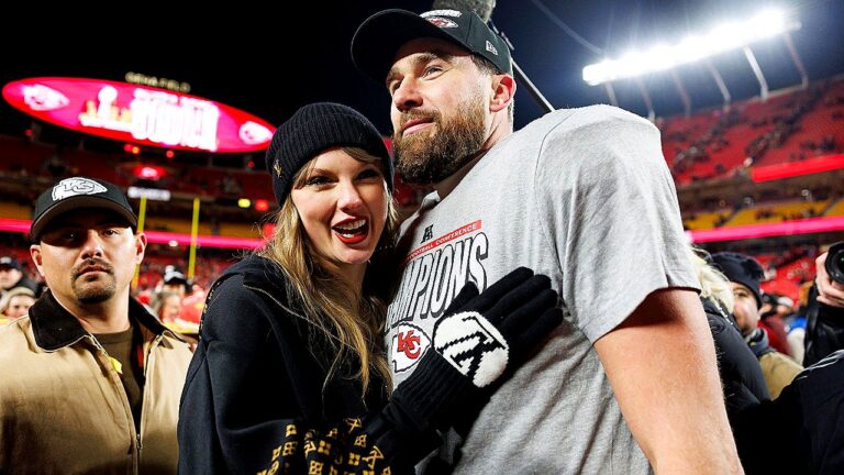 Taylor Swift abraça Travis Kelce no gramado após vitória do Kansas City Chiefs na NFL em estádio lotado
