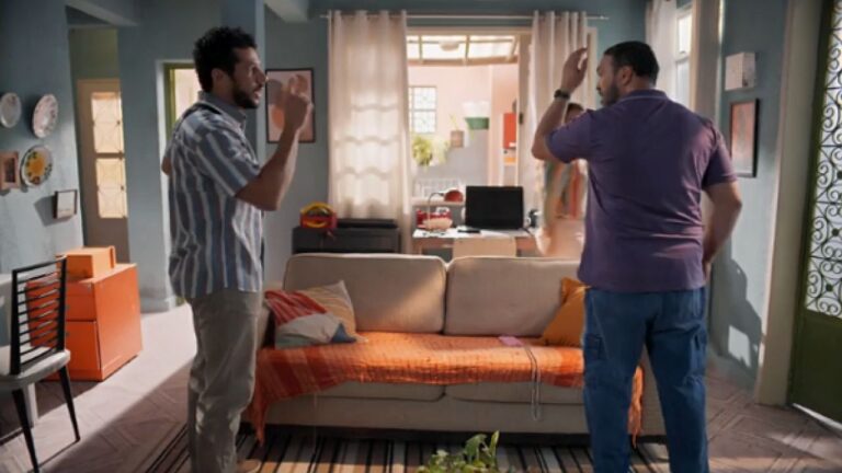 Imagem de dois homens em uma sala na novela Três Graças