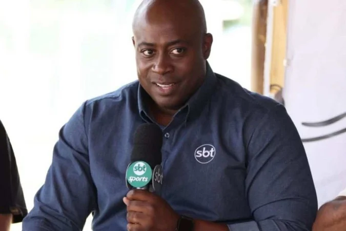 Repórter do SBT Sports segura microfone durante entrevista em cobertura esportiva ao vivo