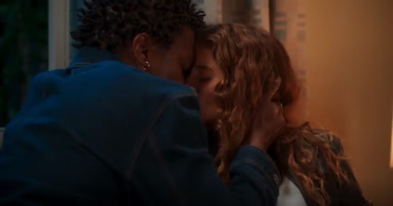 Agrado tem crise de ciúmes de Leandro e resolve dar uma chance ao rapaz em Coração Acelerado