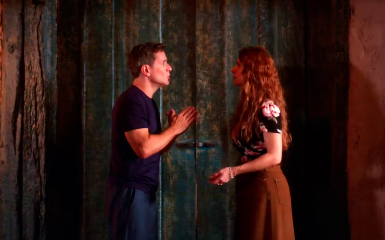 Ajudado por alguém misterioso, Alaorzinho se recorda do flagra de Janete com Jean Carlos em Coração Acelerado