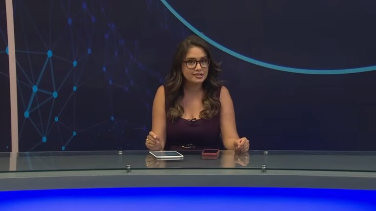 Foto da jornalista Alice Ribeiro, morta aos 35 anos, na bancada do Jornal Band Minas.