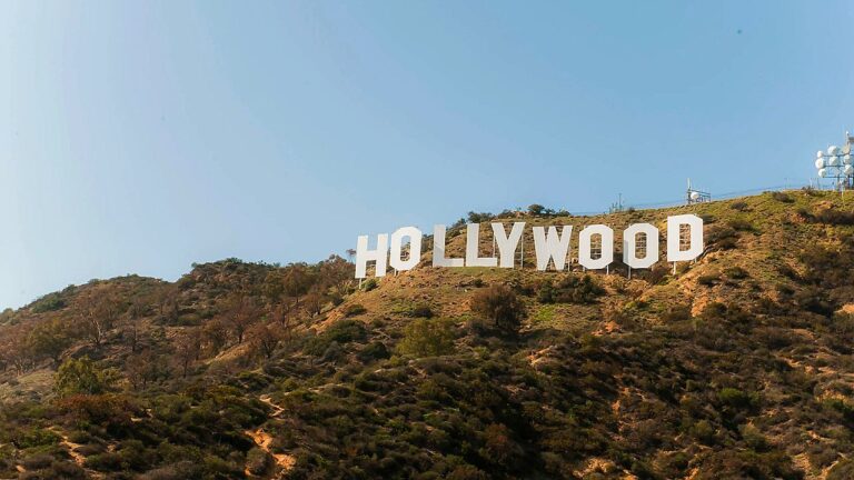 Letreiro de Hollywood em colina de Los Angeles com vegetação ao redor sob céu limpo