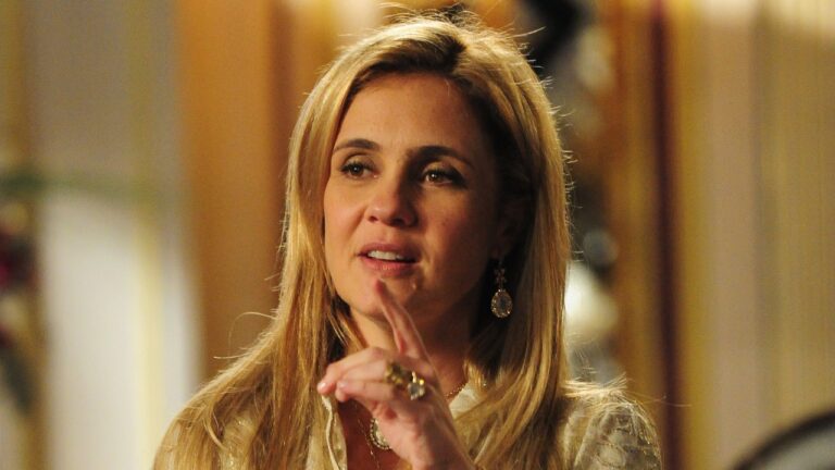 Carminha (Adriana Esteves) levanta o dedo e fala com expressão firme em cena da novela Avenida Brasil