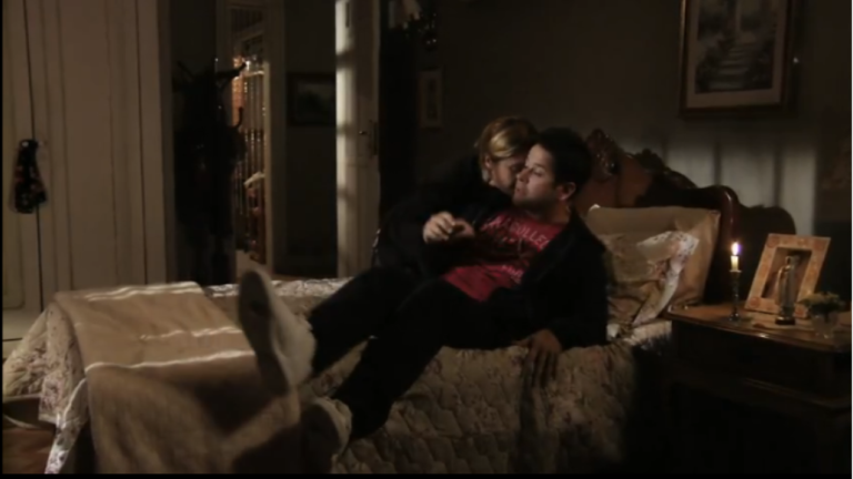 Carminha pede para Tufão deitar na cama que era dela e de Genésio em Avenida Brasil