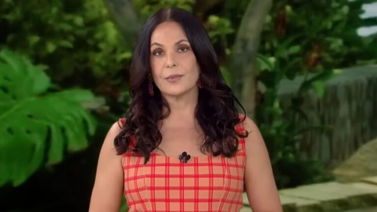 Foto da apresentadora Carolina Ferraz no cenário virtual do Domingo Espetacular, da Record.