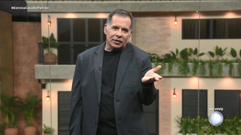 Leandro Hassum fala ao vivo na estreia da Casa do Patrão, com cenário de casa ao fundo, na Record.
