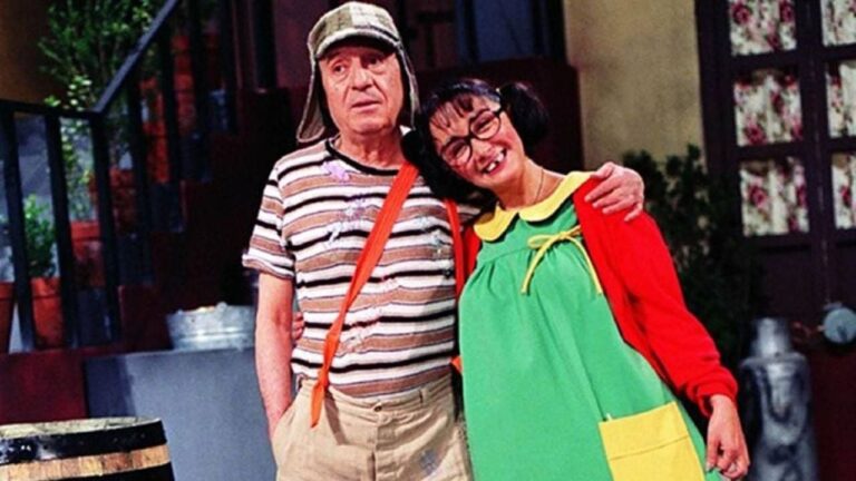 Chaves e Chiquinha abraçados em cena do seriado Chaves, exibido pelo SBT, com figurinos característicos da produção.