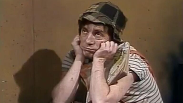 Personagem Chaves apoia o rosto nas mãos com expressão entediada em cena da série mexicana, transmitida no Brasil pelo SBT.