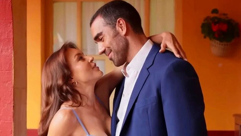 Casal se abraça e troca olhares românticos em cena de novela ambientada em casa colorida