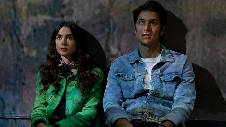 Jovem casal sentado lado a lado encostado na parede observa algo acima em cena de série ou filme