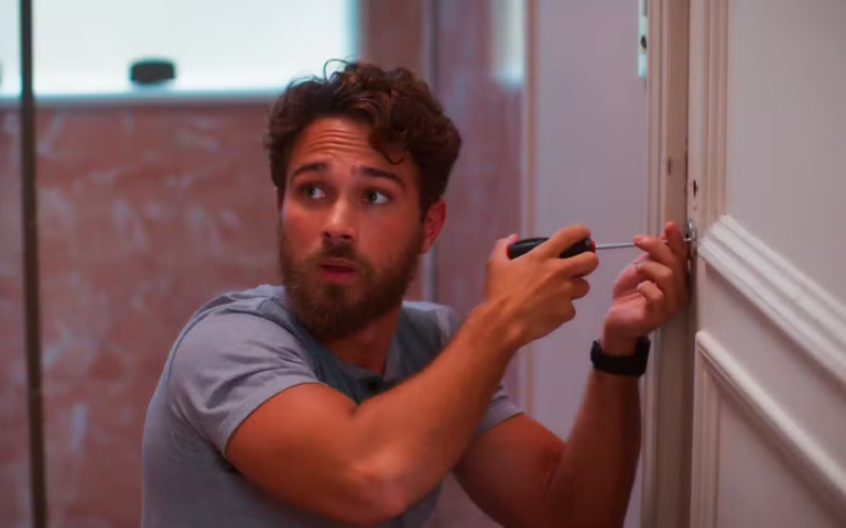 Gael é surpreendido por Naiane em seu banheiro em Coração Acelerado