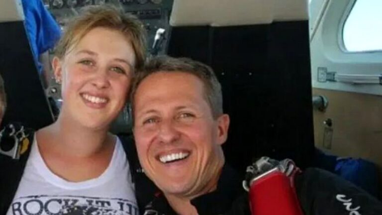 Michael Schumacher posa sorrindo ao lado de jovem em foto dentro de avião após salto de paraquedas