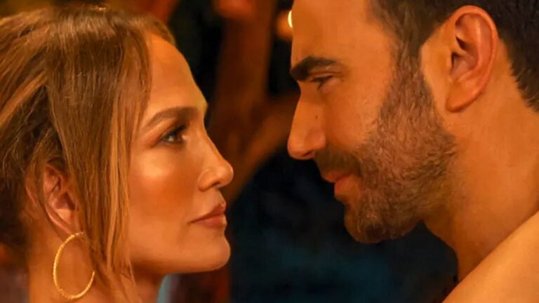 Homem e mulher se encaram de perto com expressão intensa em cena de romance em novela