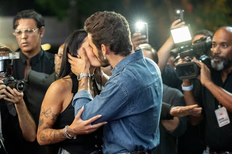 João Raul pega Ana Castela de surpresa e lhe dá um selinho em Coração Acelerado