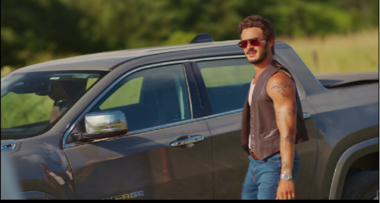 João Raul salva Agrado de um acidente em Coração Acelerado