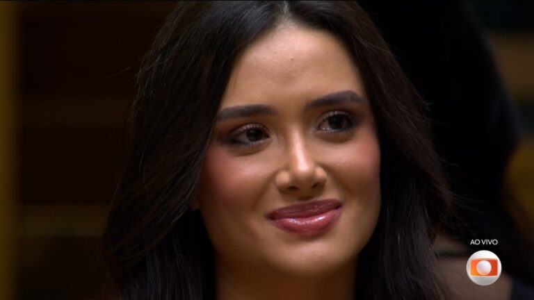 Jordana Morais sorri durante participação ao vivo no BBB 26, programa da TV Globo exibido em horário nobre.