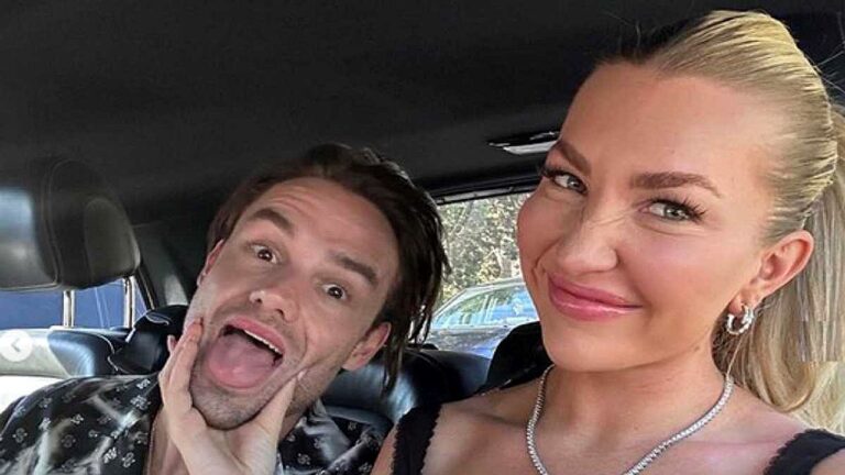 Homem faz careta enquanto mulher sorri durante selfie dentro de carro em momento descontraído