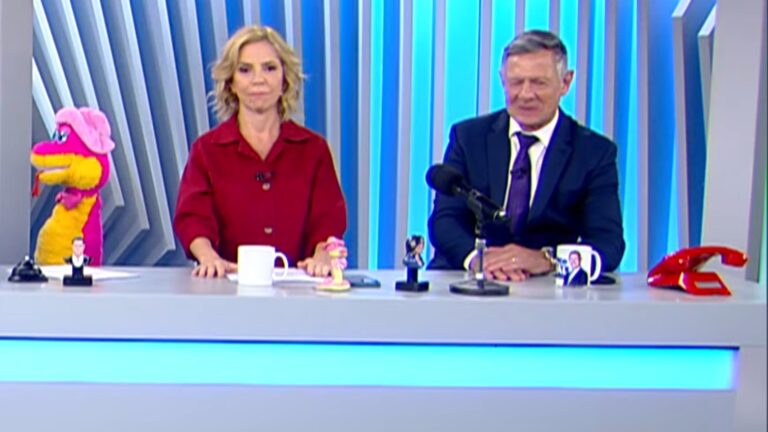 Keila Jimenez e Diógenes Lucca conversam à bancada com a cobra Judite e objetos cênicos durante o jornal Balanço Geral, da Record.