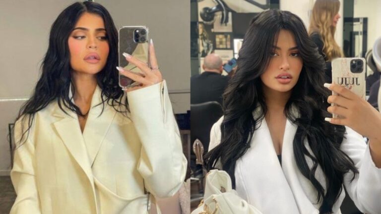 Kylie Jenner e Júlia Medeiros fazem selfie no espelho com celular usando roupas claras e cabelos longos em ambiente interno